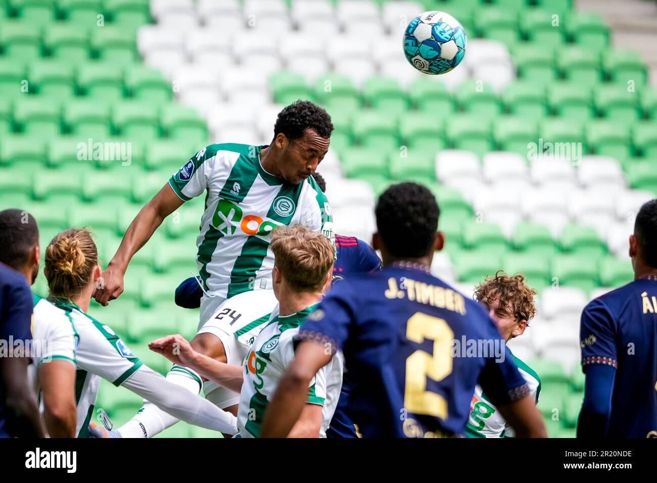 Groningen, pays-Bas. 16th mai 2023. GRONINGEN, PAYS-BAS - MAI 16 : Nordin Musampa, du FC Groningen, dirige la balle lors du match Eredivisiie entre le FC Groningen et Ajax à l'Euroborg on 16 mai 2023 à Groningen, pays-Bas. Le match est une continuation du match abandonné sur 14 mai quand des bombes de fumée ont été lancées hors des stands et un ventilateur a envahi le terrain. (Photo de Patrick Goosen/Orange Pictures) Credit: Orange pics BV/Alay Live News Banque D'Images