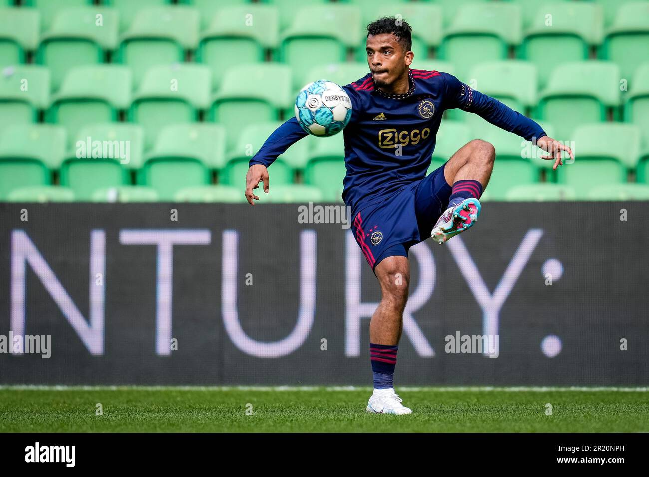 Groningen, pays-Bas. 16th mai 2023. GRONINGEN, PAYS-BAS - MAI 16 : Owen Wijndal d'Ajax contrôle la balle pendant le match Eredivisiie entre le FC Groningen et Ajax à l'Euroborg sur 16 mai 2023 à Groningen, pays-Bas. Le match est une continuation du match abandonné sur 14 mai quand des bombes de fumée ont été lancées hors des stands et un ventilateur a envahi le terrain. (Photo de Patrick Goosen/Orange Pictures) Credit: Orange pics BV/Alay Live News Banque D'Images