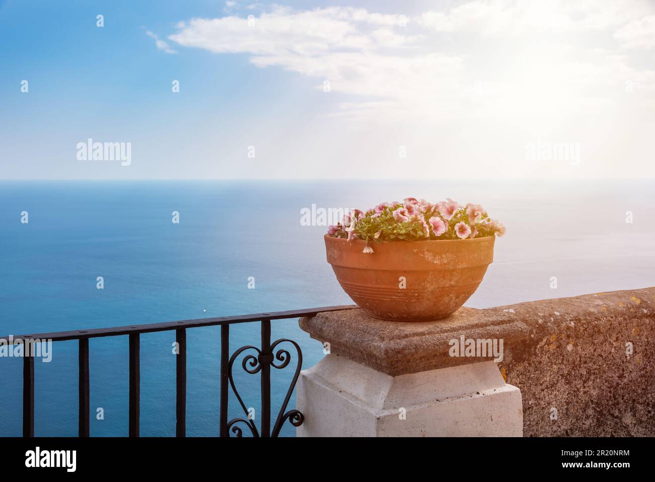 Vue panoramique sur une terrasse à Ravello surplombant la côte de mer d'Amalfi, en Italie Banque D'Images