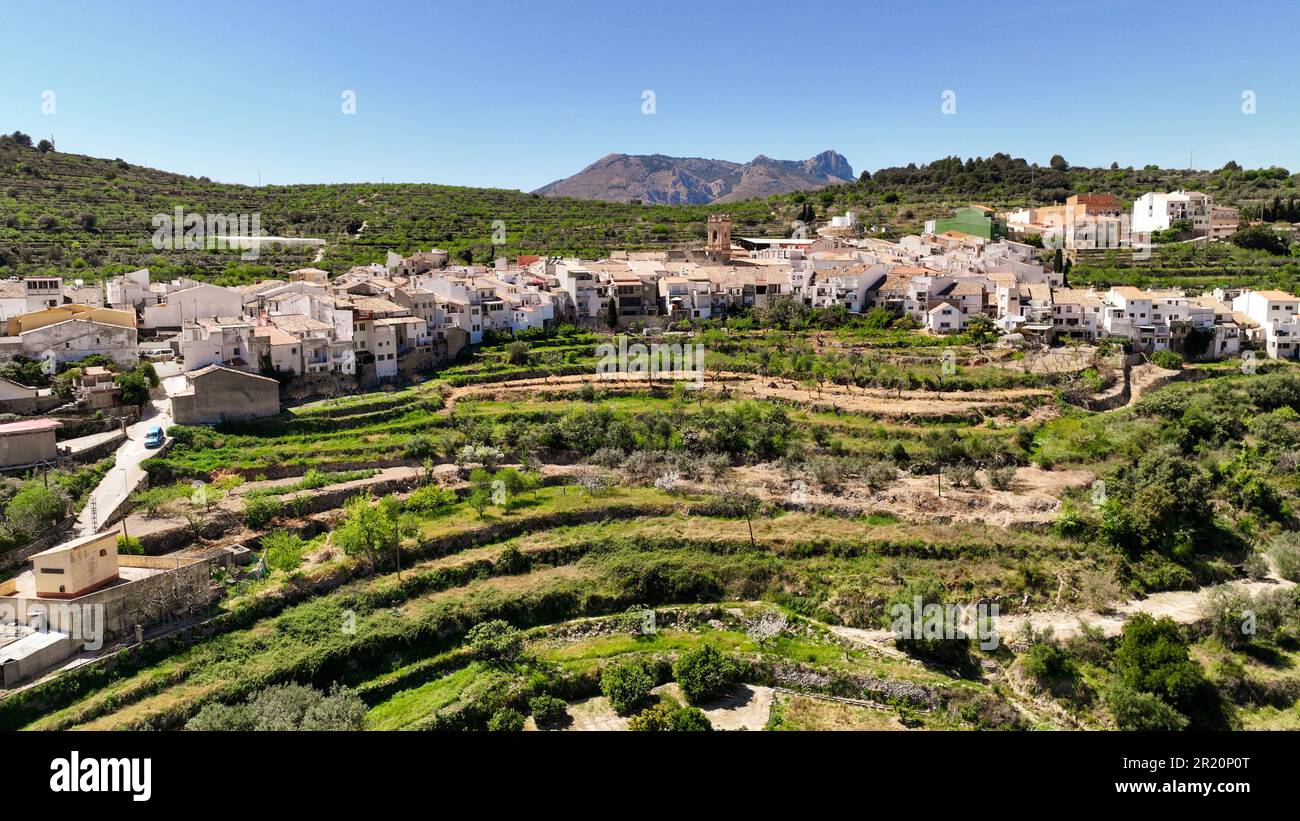 Ville construite contre le mur de montagne - Tàrbena Espagne Banque D'Images