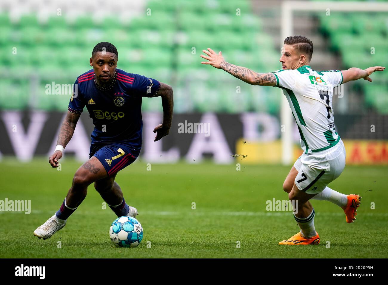 Groningen, pays-Bas. 16th mai 2023. GRONINGEN, PAYS-BAS - MAI 16 : Steven Bergwijn d'Ajax est contesté par Tomas Suslov du FC Groningen lors du match Eredivisiie entre le FC Groningen et Ajax à l'Euroborg sur 16 mai 2023 à Groningen, pays-Bas. Le match est une continuation du match abandonné sur 14 mai quand des bombes de fumée ont été lancées hors des stands et un ventilateur a envahi le terrain. (Photo de Patrick Goosen/Orange Pictures) Credit: Orange pics BV/Alay Live News Banque D'Images
