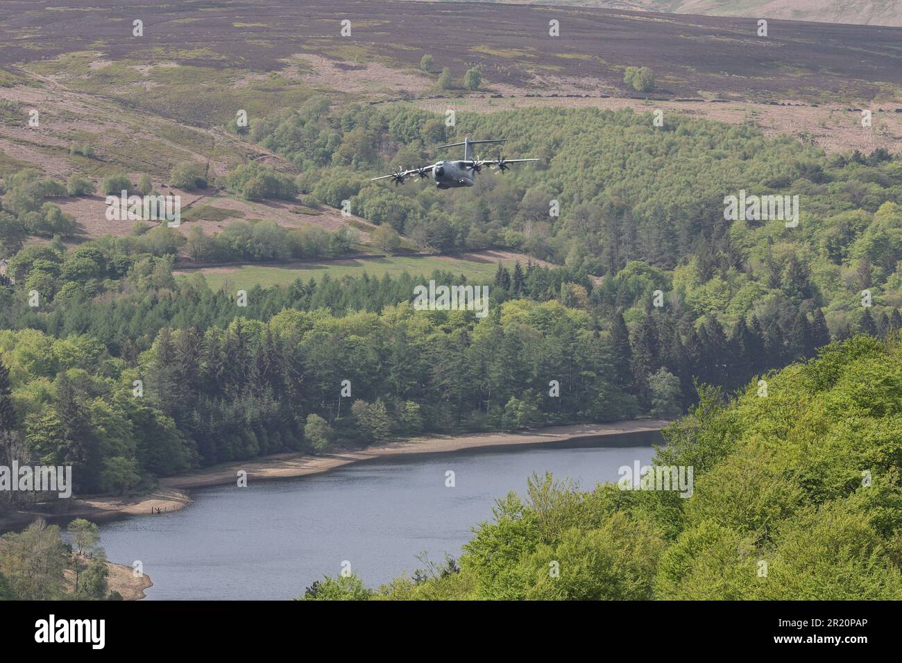 Un Atlas RAF A-400 survole le barrage Derwent à l'occasion de l'anniversaire de Dambusters 80th. Le 16th mai 2023 marque le 80th anniversaire du plus célèbre raid aérien de la Seconde Guerre mondiale, « opération chastaise », mieux connu sous le nom de RAID de Dambusters; Derwent Dam, Bamford, Royaume-Uni, 16th mai 2023 (photo de Mark Cosgrove/News Images) Banque D'Images