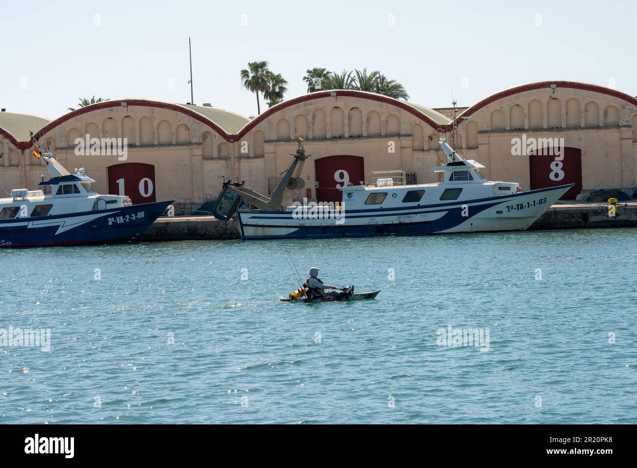 canoë dans le port avec des bâtiments avec les numéros 8, 9 , 10 Banque D'Images