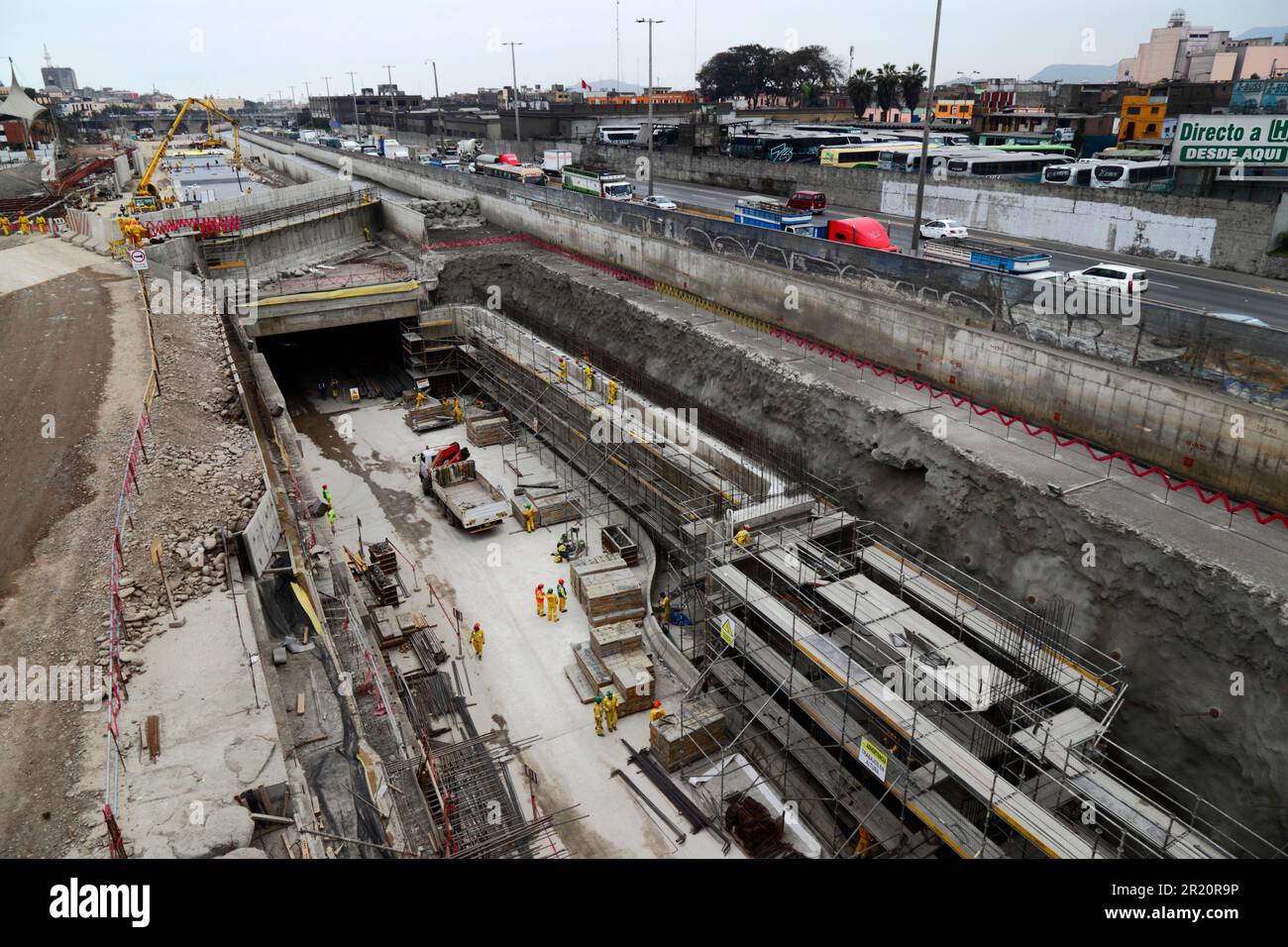 Chantier de construction de tunnel sous le fleuve Rimac pour une nouvelle autoroute et ligne jaune via la ligne de bus Expresa, Lima, Pérou. Le tunnel s'étend sur 1,8km sous la rivière Rimac, qui a été déviée pour permettre la construction. Les travaux ont commencé en janvier 2012 et ont pris 6 ans, le tunnel a ouvert en juin 2018. La société brésilienne OAS a construit le tunnel. Banque D'Images