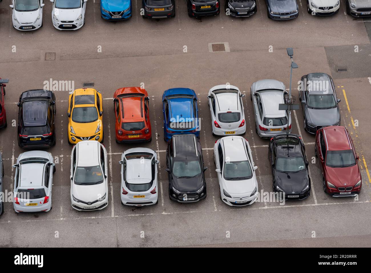 Voitures garées dans un parking, vue d'en haut. Des places de parking sont indiquées, toutes prises par une voiture garée. Parkings complets Banque D'Images