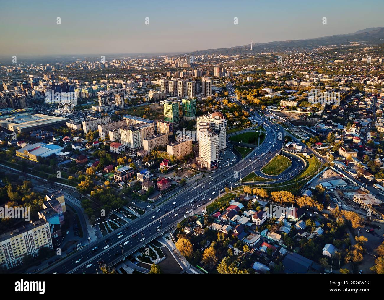 Vue aérienne de drone panoramique de l'avenue Alfarabi avec circulation de voitures et de grands bâtiments dans la ville d'Almaty, Kazakhstan Banque D'Images