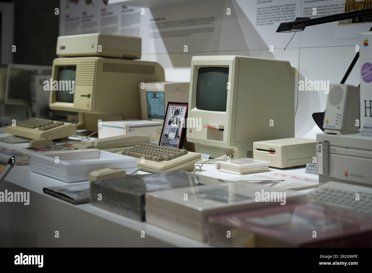 Varsovie, Pologne. 16th mai 2023. Les anciens ordinateurs Apple Macintosh sont exposés au Musée Apple le 16 mars 2023 à Varsovie, en Pologne. Mercredi marquera la Journée mondiale des télécommunications et de la société de l'information des Nations Unies, journée au cours de laquelle le monde met en lumière les avantages des technologies des télécommunications et de l'Internet (TIC) et les moyens de combler la fracture numérique. (Photo de Jaap Arriens/Sipa USA) crédit: SIPA USA/Alay Live News Banque D'Images