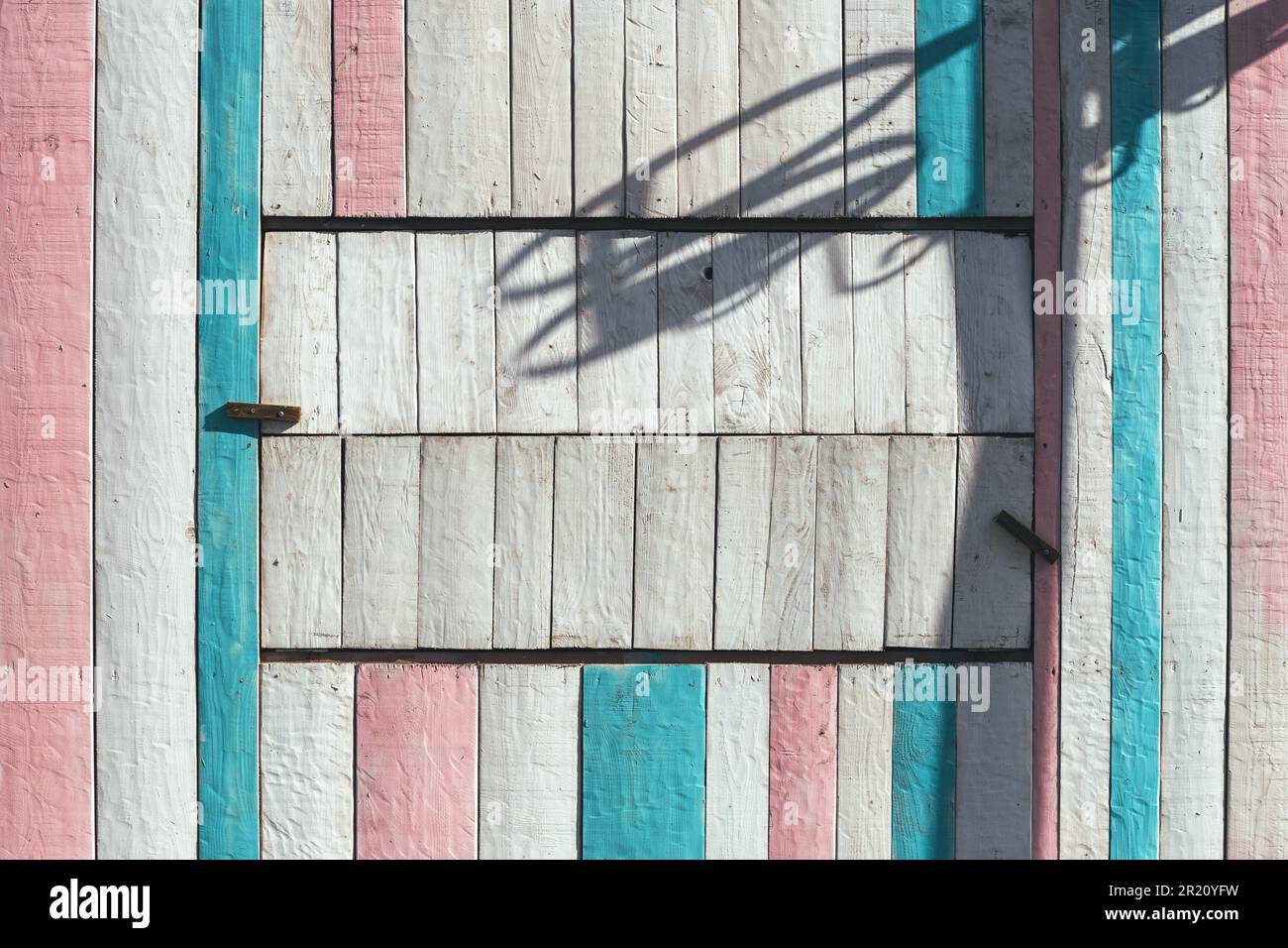 Hangar en bois peint couleur pastel avec ombre du panier de basket-ball comme arrière-plan d'été Banque D'Images