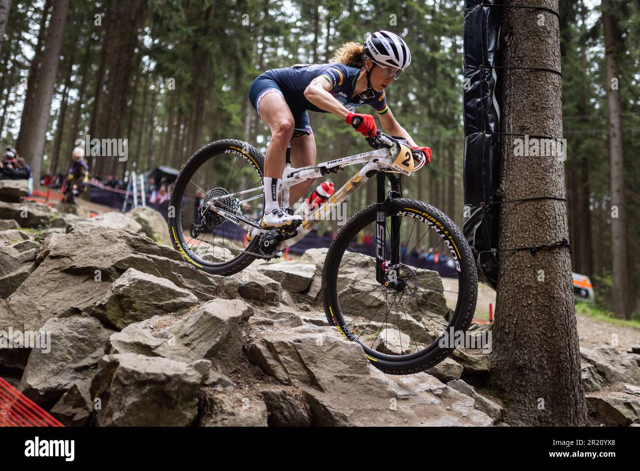 Jolanda Neff de Suisse en action pendant la course de fond de la coupe du monde de VTT XCO de fond tenue a Nove Mesto na Morav Photo Stock Alamy
