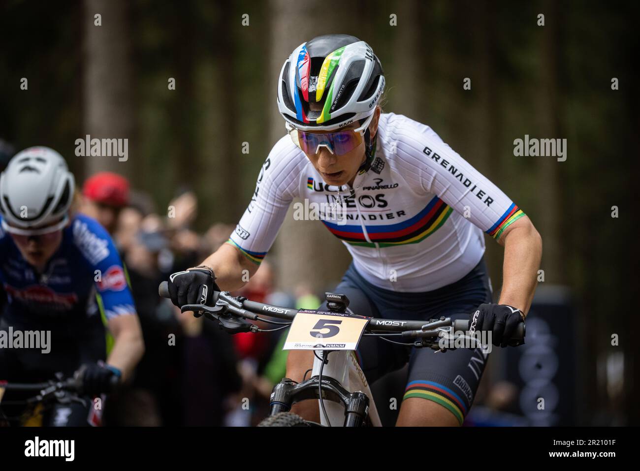 Pauline Ferrand Prevot de France en action lors de la course de fond de la coupe du monde de VTT XCO de cross country qui s est tenue a Nove Mesto na Photo Stock
