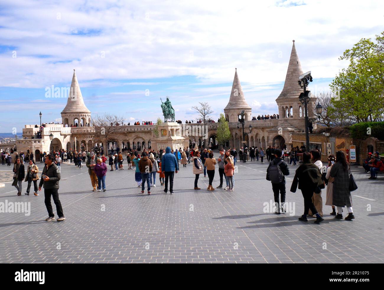 Touristes au bastion des pêcheurs, conçu par Frigyes Schulek en 1905, Budapest, Hongrie Banque D'Images