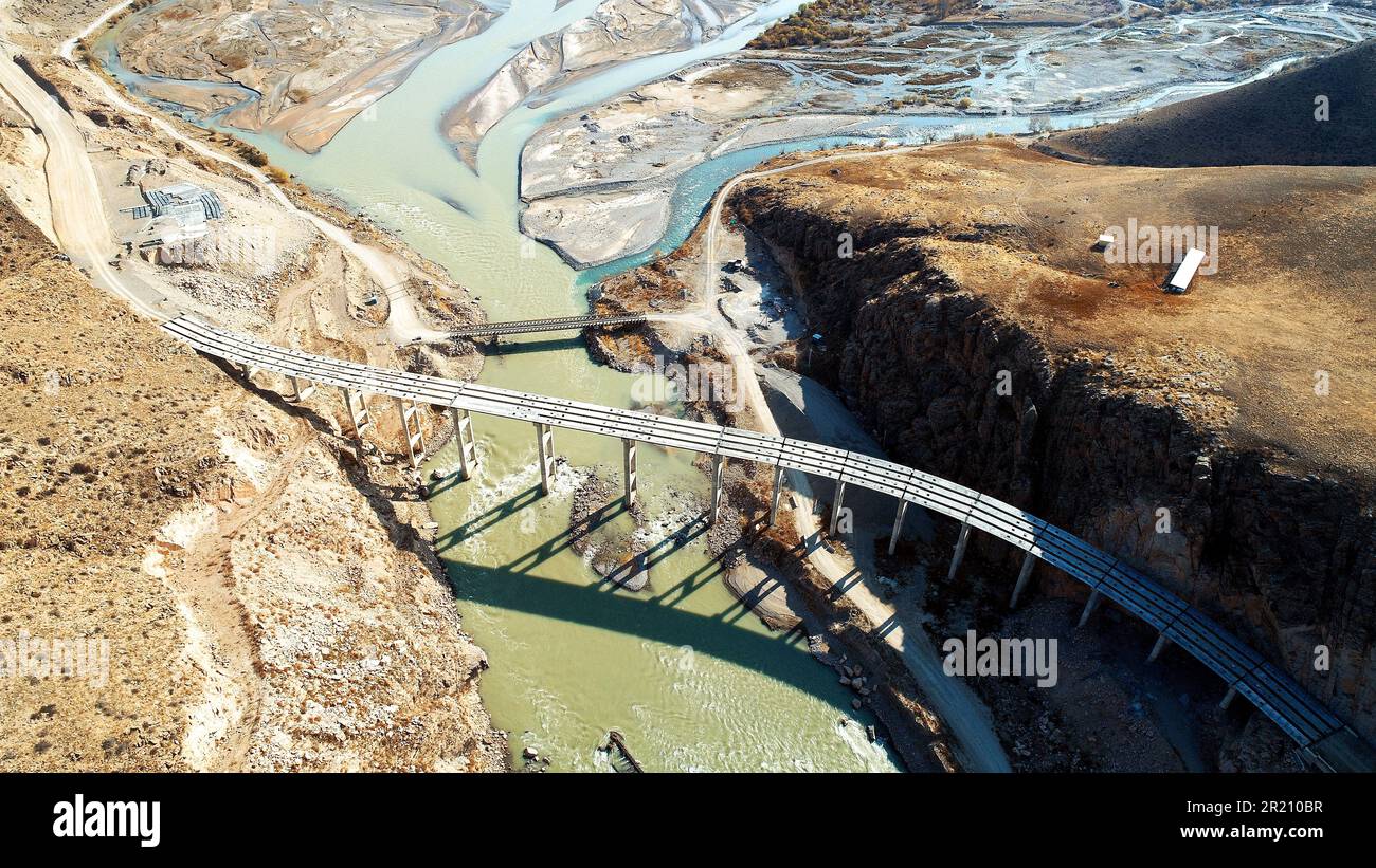 (230516) -- XI'AN, 16 mai 2023 (Xinhua) -- cette photo aérienne prise le 27 octobre 2020 montre le site de construction de la deuxième phase de la route nord-sud au Kirghizistan. (China Road & Bridge Corporation/document via Xinhua) Banque D'Images