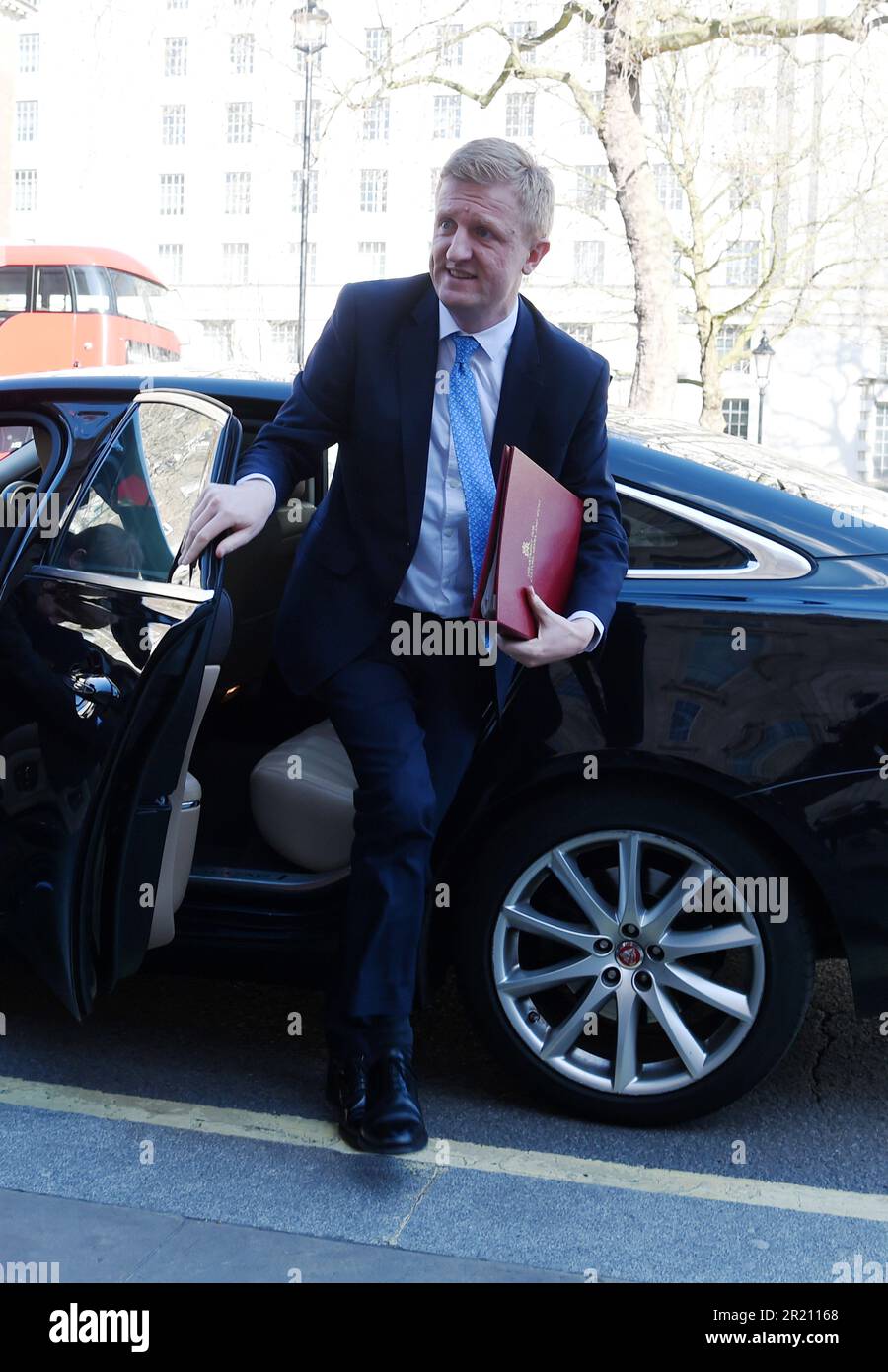 Oliver Dowden, secrétaire à la Culture, arrive au bureau du cabinet à Whitehall, à Londres, avant une réunion d'urgence de la COBRA, à mesure que l'inquiétude se développe au sujet de l'épidémie de coronavirus COVID-19. Lundi 16/03/2020 Banque D'Images