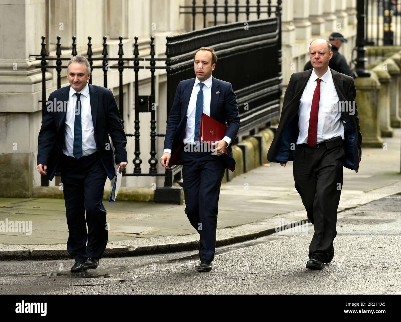 Matt Hancock, secrétaire à la santé et aux soins sociaux, avec le directeur médical du Royaume-Uni Chris Whitty arrivant devant le numéro 10 Downing Street, Londres, avant une réunion de la COBRA pour discuter de la propagation du coronavirus COVID-19 qui avait jusqu'à présent infecté 36 personnes en Grande-Bretagne. Lundi 02/03/2020 Banque D'Images