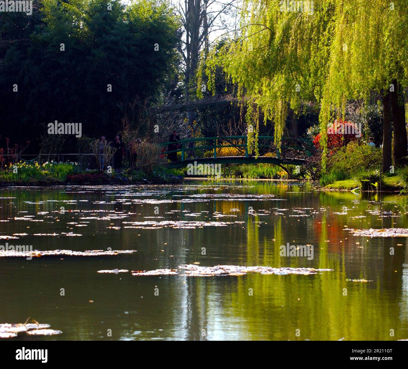 Photo prise au jardin de Monet à Giverny qui a inspiré la série de lilas d'eau et de ponts japonais de Claude Monet. Banque D'Images