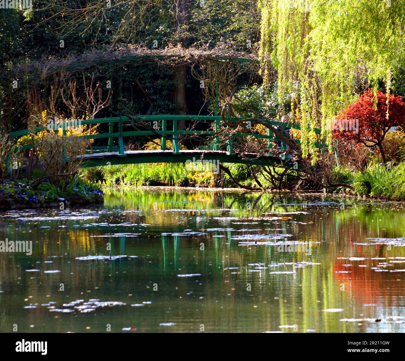 Photo prise au jardin de Monet à Giverny qui a inspiré la série de lilas d'eau et de ponts japonais de Claude Monet. Banque D'Images