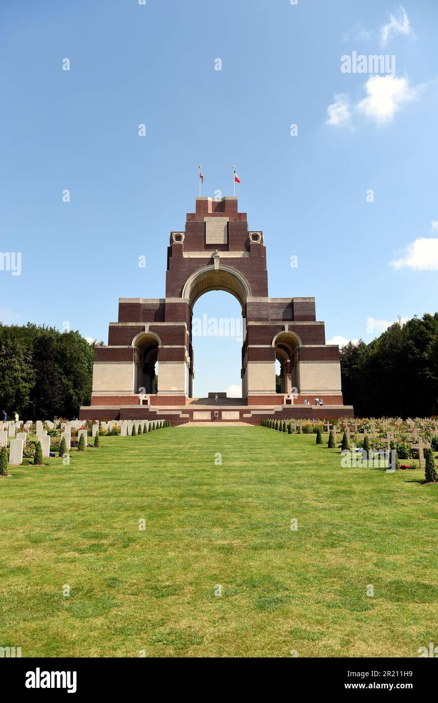 Photographie du Mémorial de Thiepval aux disparus de la somme est un mémorial de guerre à 72 337 militaires britanniques et sud-africains disparus qui sont morts dans les batailles de la somme de la première Guerre mondiale entre 1915 et 1918, sans tombe connue Banque D'Images