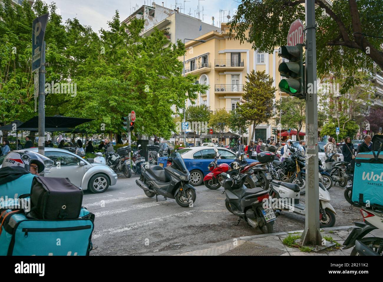 Thessalonique, Grèce, 24 avril 2023: Chaos de la circulation avec des motos et des voitures et situation de stationnement difficile sur une jonction de rue dans le centre-ville, Banque D'Images