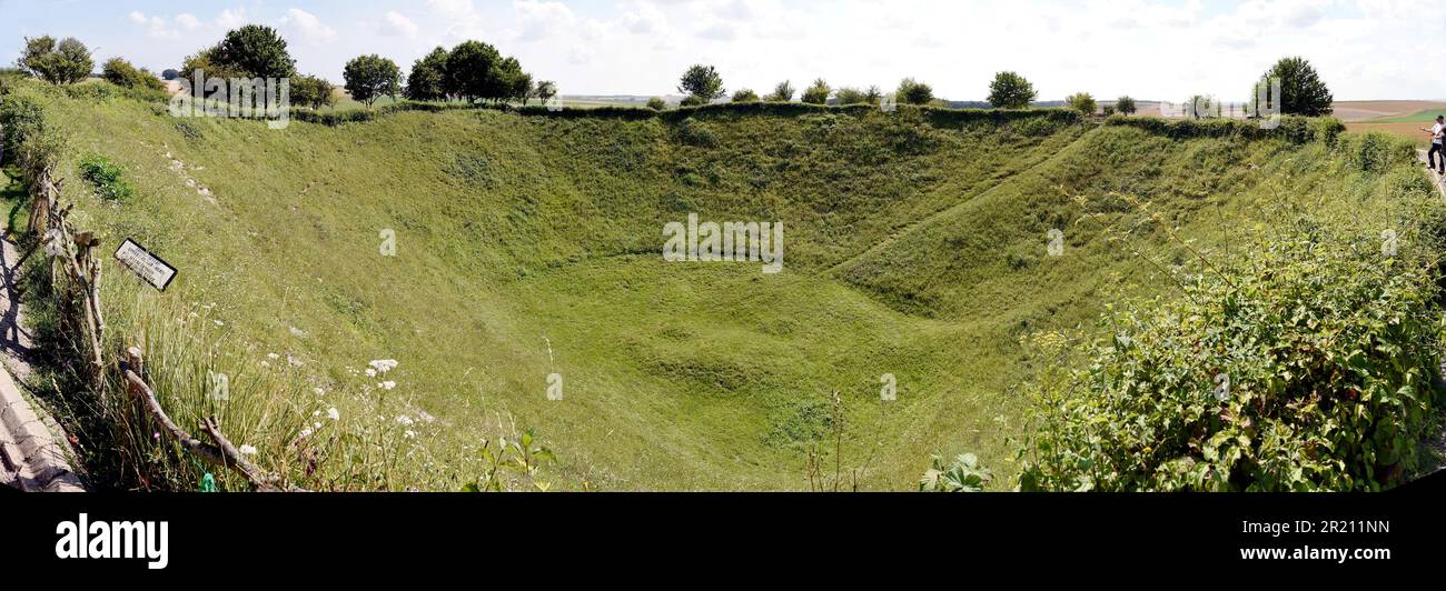 Photographie du cratère de Lochnager (mine), était une mine creusée par les compagnies de tunneling des Royal Engineers sous une fortification de champ allemande connue sous le nom de Schwabenhohe, en première ligne, au sud du village de la Boisselle dans le département de la somme de France. Banque D'Images