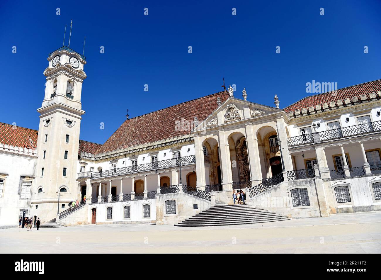 Photographie montrant l'extérieur de l'Université de Coimbra, Coimbra, Portugal. Une université publique portugaise à Coimbra, elle a été créée en 1290 à Lisbonne et a été réinstallée jusqu'à ce qu'elle soit transférée de façon permanente à son emplacement actuel en 1537. Banque D'Images