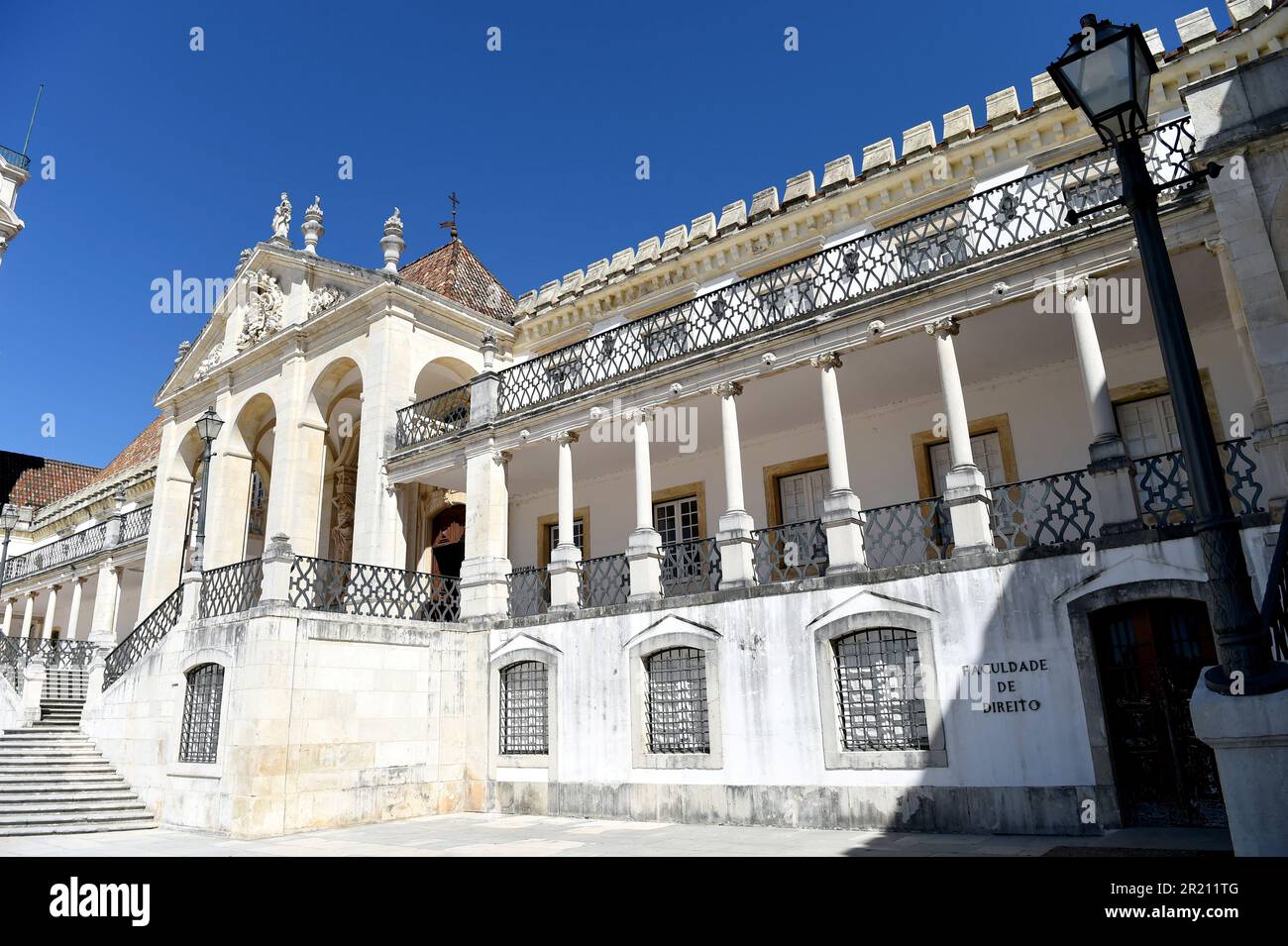 Photographie montrant l'extérieur de l'Université de Coimbra, Coimbra, Portugal. Une université publique portugaise à Coimbra, elle a été créée en 1290 à Lisbonne et a été réinstallée jusqu'à ce qu'elle soit transférée de façon permanente à son emplacement actuel en 1537. Banque D'Images