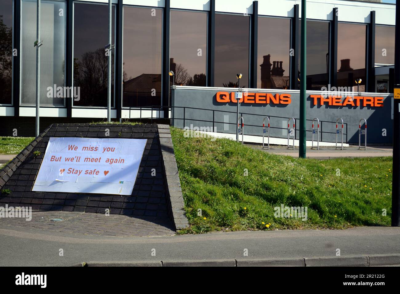 Photographie d'un panneau à l'extérieur du Queen's Theatre à Hornchurch, Essex, qui fait référence à la ligne de chant Vera Lynn « nous nous rerencontrerons » au milieu de la pandémie du coronavirus COVID-19 Banque D'Images