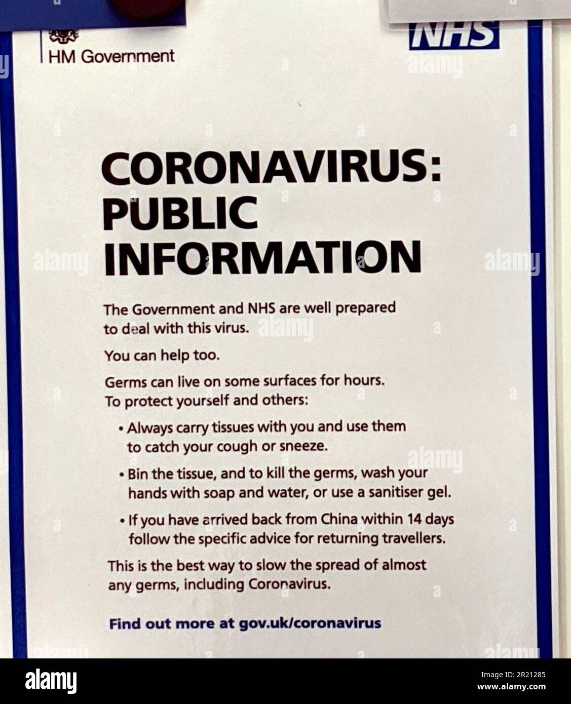 Photographie d'un avis d'information du NHS dans une pharmacie Boots au Royaume-Uni concernant l'épidémie de coronavirus. Banque D'Images