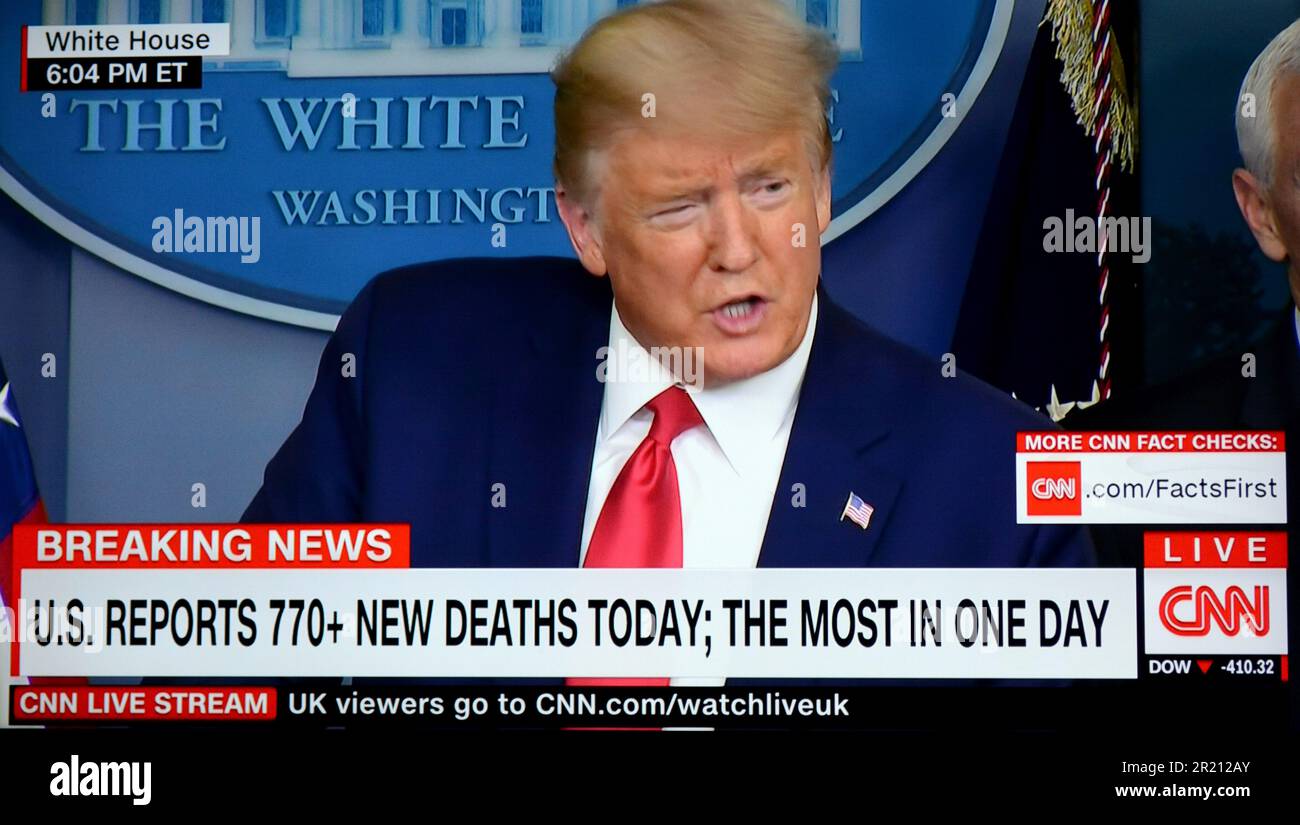 Un screengrab de CNN dépeint le président américain Donald Trump lors d'un exposé à la Maison Blanche alors que la pandémie du coronavirus COVID-19 s'aggrave [mardi 31/03/2020]. Banque D'Images