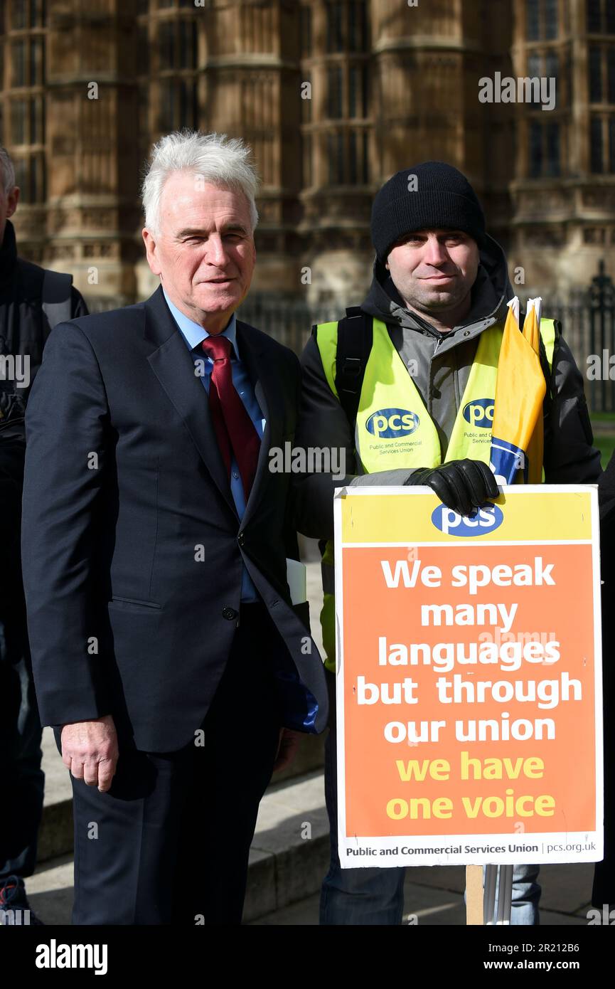 Photographie du politicien travailliste et chancelier de l'Échiquier John McDonnell, prête son soutien lorsqu'il rejoint les manifestants de l'Interserve du Syndicat des services publics et commerciaux devant le Parlement britannique. Banque D'Images