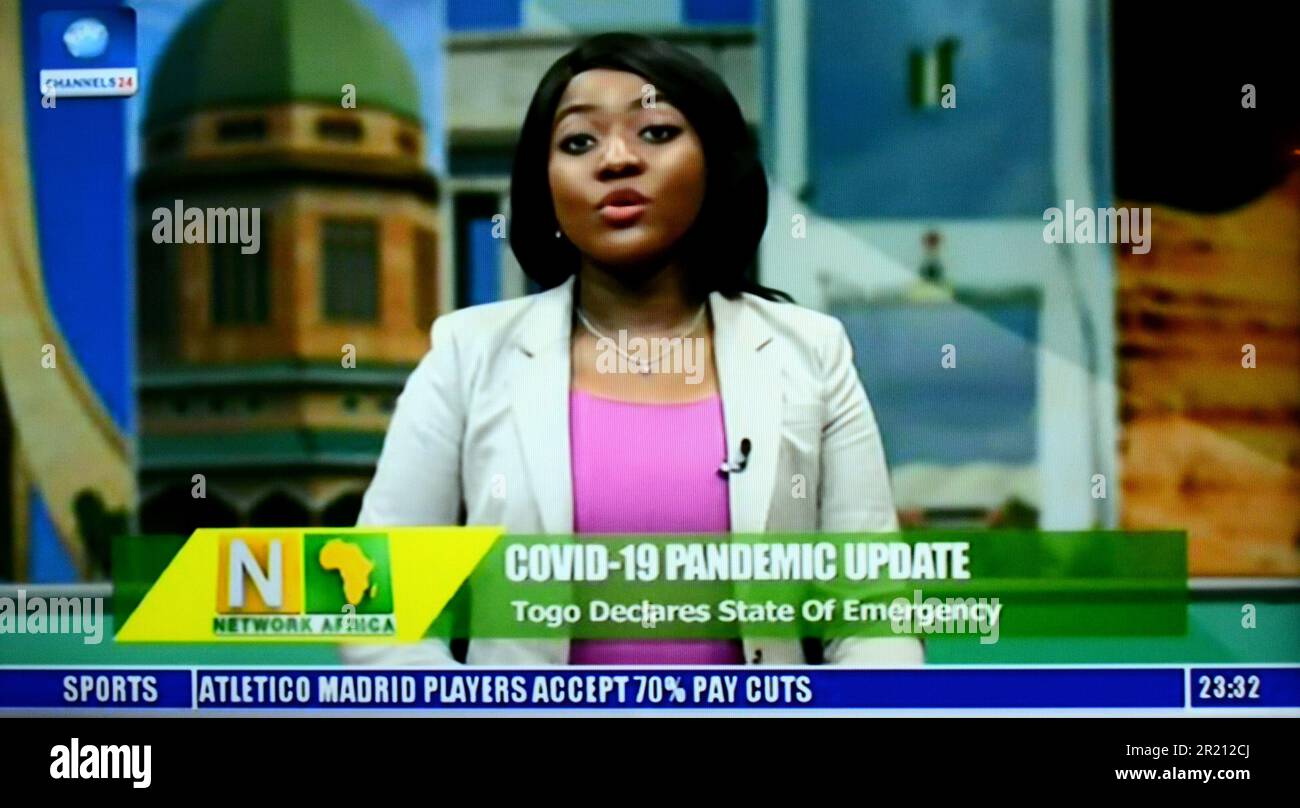 Un screengrab d'une émission de nouvelles sur Channels 24, une chaîne de nouvelles nigériane, dans le contexte de la pandémie du coronavirus COVID-19. [Jeudi 02/04/2020]. Banque D'Images