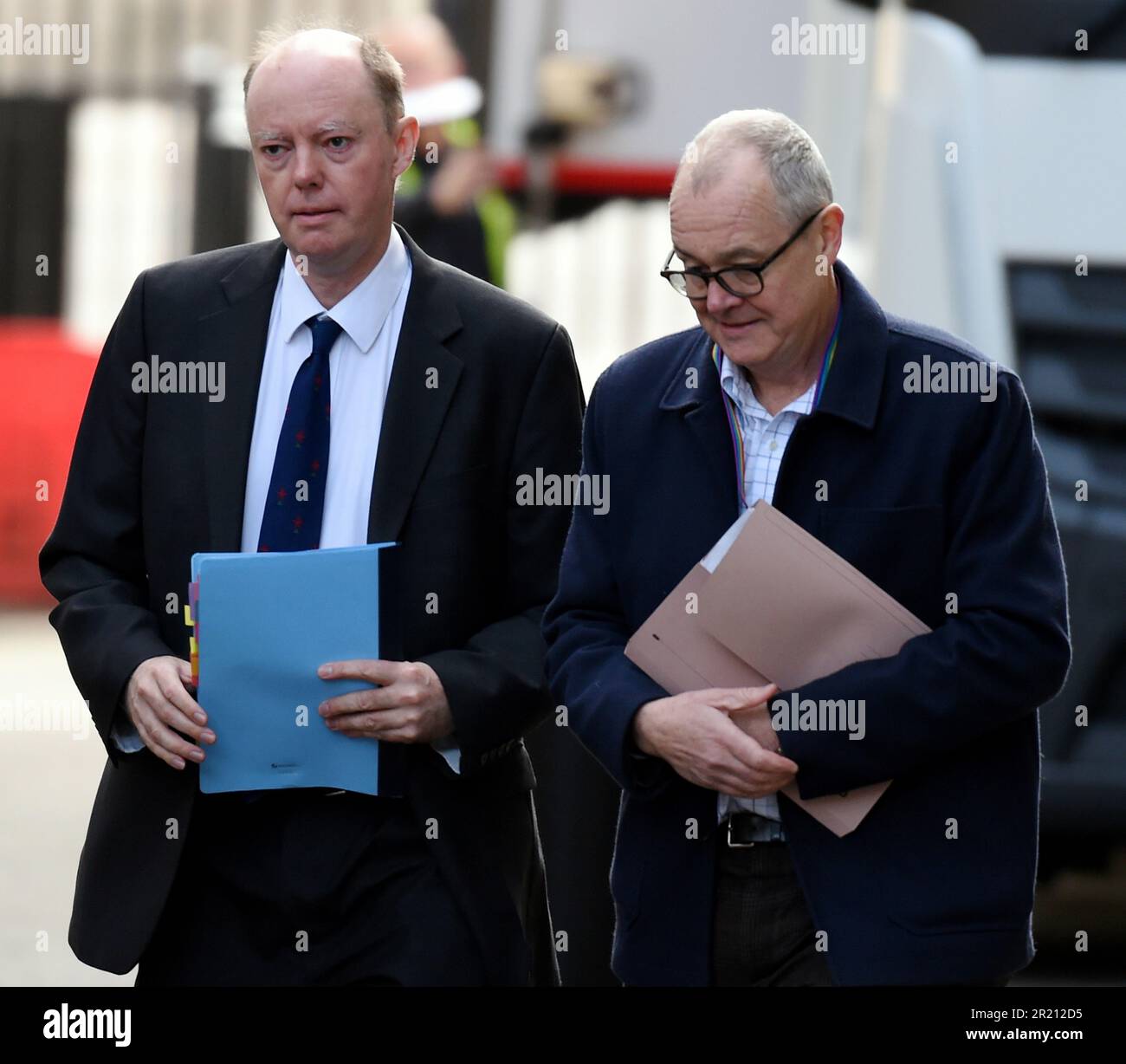 Photographie de Chris Whitty, médecin-chef du gouvernement britannique, et de Sir Patrick Vallance, conseiller scientifique en chef du gouvernement et chef de la science et de l'ingénierie du gouvernement, à l'extérieur du numéro 10 Downing Street, Londres, en prévision d'une réunion d'urgence de la COBRA à mesure que l'épidémie de coronavirus COVID-19 se développe. Banque D'Images