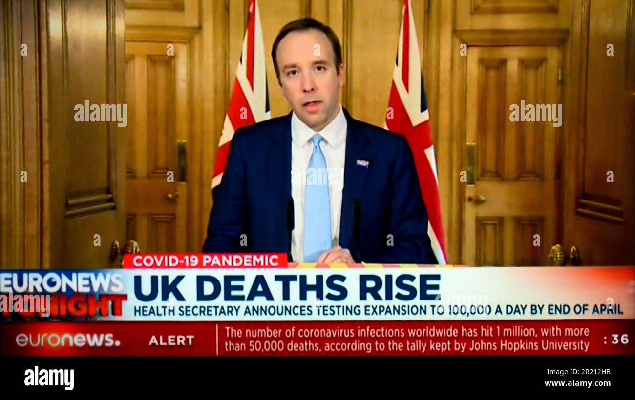 Un screengrab tiré d'une émission d'informations sur Euronews, représentant le secrétaire de la santé britannique Matt Hancock, présentant le point de presse quotidien dans le contexte de la pandémie du coronavirus COVID-19. [Jeudi 02/04/2020]. Banque D'Images