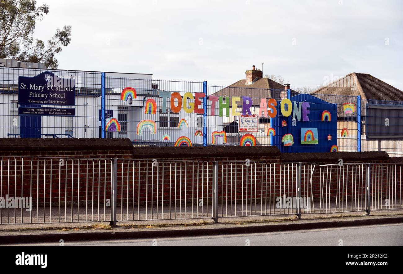 Messages de soutien au NHS et un mur aux couleurs vives dans une maison à Hornchurch, dans l'Essex, au milieu de la pandémie du coronavirus COVID-19. Banque D'Images