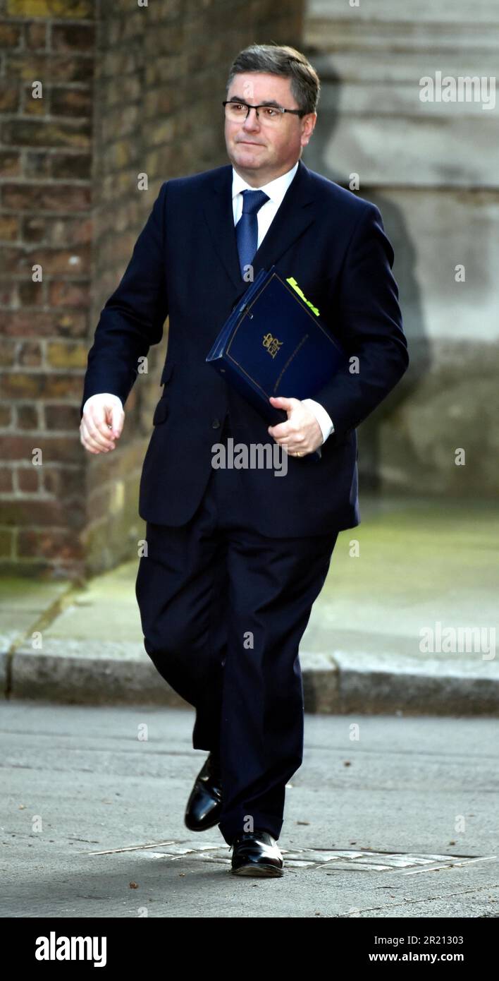 Photographie de Robert Buckland, secrétaire d'État à la Justice, devant le numéro 10 Downing Street, Londres, avant une réunion du cabinet. Banque D'Images