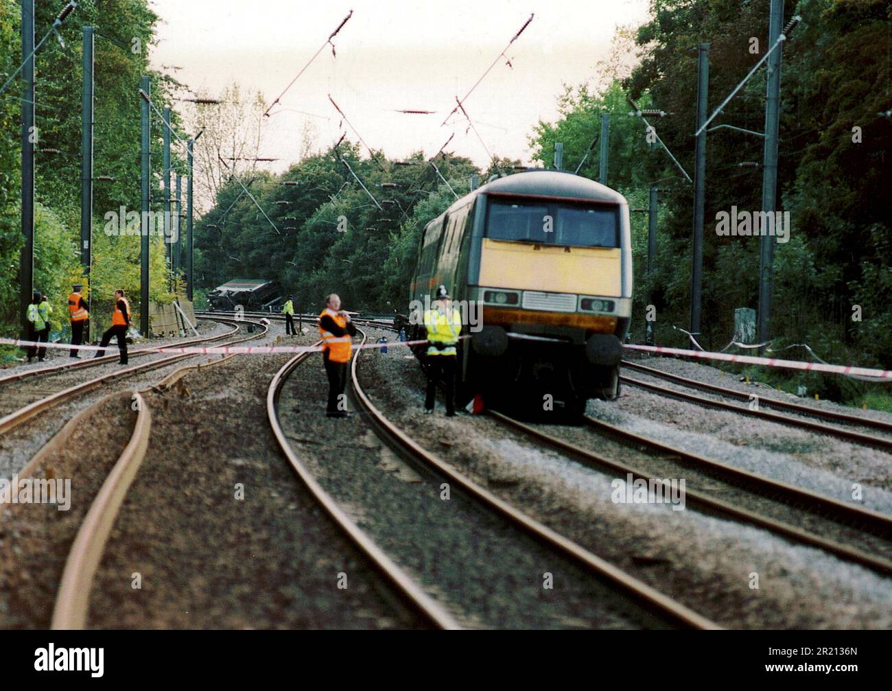 Photo montrant la scène à la suite de l'accident de la voie ferrée de Hatfield qui s'est produit entre Welham Green et Hatfield, Hertfordshire, Royaume-Uni. Elle a été causée par un déraillement causé par la fatigue des métaux, tuant quatre personnes et blessant plus de 70 personnes. Banque D'Images