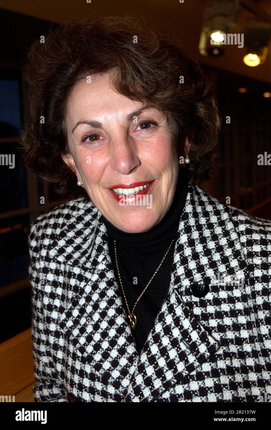 Photographie d'Edwina Currie visitant le Pavillon Cliffs, Westcliff-on-Sea, Essex, dans le cadre du festival du livre des bibliothèques Southend. Edwina Currie, une ancienne députée depuis 14 ans, a écrit plusieurs livres dont son meilleur vendeur 'Diaries 1987-1992'. Elle a également présenté son propre émission de radio 'Late Night Currie', et a paru sur 'Celebrity Mastermind 2004' et 'Hell's Kitchen'. Banque D'Images