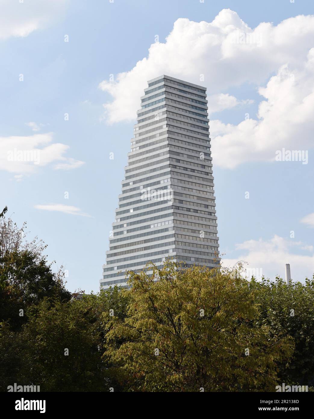 Photographie de la Tour Roche, gratte-ciel de la ville suisse de Bâle. À la fin du 18 septembre 2015, la Tour Roche a dépassé la Tour Prime de Zurich en tant que plus haut bâtiment de la Suisse, ce dernier ayant conservé le record pendant quatre ans. Des lois de planification strictes signifient qu'il y a peu de gratte-ciels dans le pays. Banque D'Images