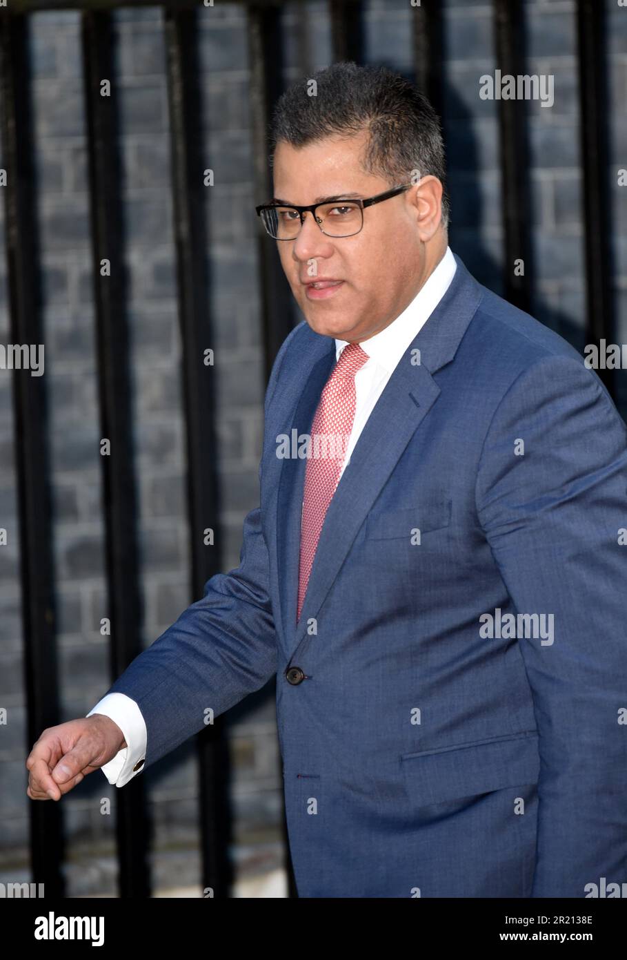 Photographie d'Alok Sharma, secrétaire d'État au développement international, arrive devant le numéro 10 Downing Street, Londres, avant une réunion du cabinet Banque D'Images