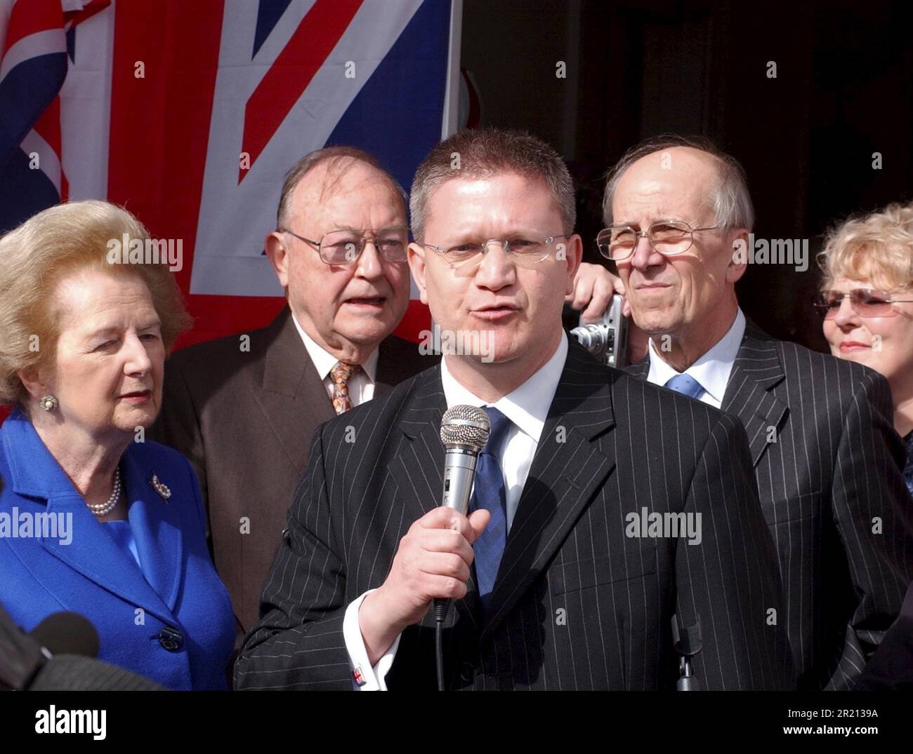 Photographie de RT. L'honorable Lord Tebbit et député conservateur de Romford Andrew Rosindell lors d'une visite de Lady Thatcher à Romford, dans l'Essex Banque D'Images