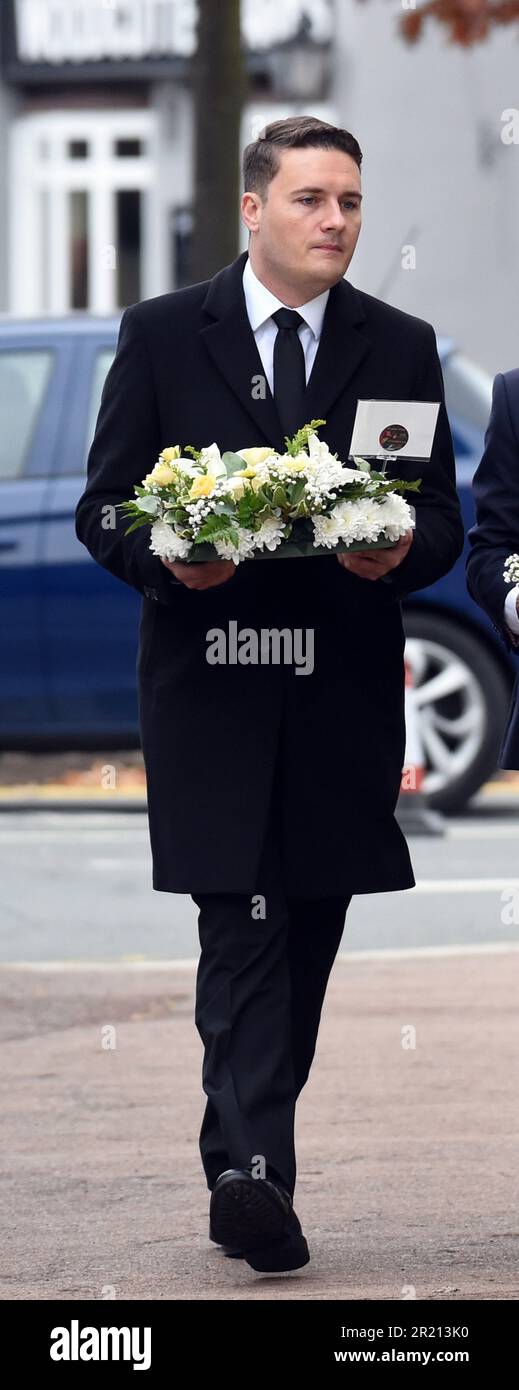 WES Streeting, député travailliste d'Ilford-Nord, rend un hommage floral à l'église méthodiste Belfoires d'Eastwood Road-Nord, Leigh on Sea, Southend-on-Sea, Essex, après la mort du député conservateur Sir David Amess après avoir été poignardé plusieurs fois à la chirurgie de sa circonscription. Octobre 2021. Banque D'Images