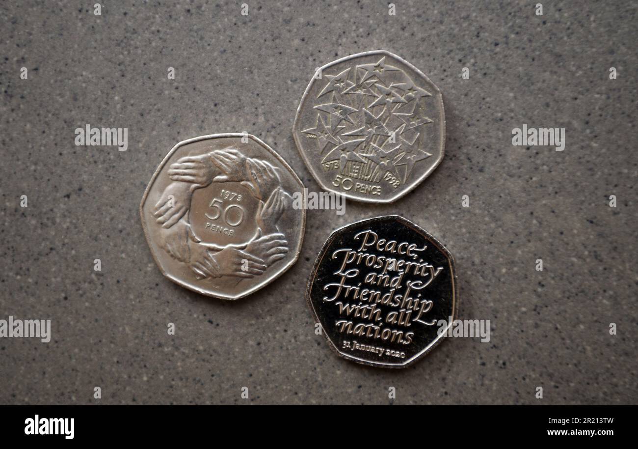 Une pièce du Brexit 50p, une pièce commémorative de 50p qui a été frappée pour marquer la sortie prévue du Royaume-Uni de l'Union européenne. Il se trouve aux côtés de deux autres pièces commémoratives, l'une marquant l'entrée du Royaume-Uni dans la Communauté économique européenne en 1973 et l'autre célébrant l'adhésion du Royaume-Uni à la Communauté économique européenne. Banque D'Images