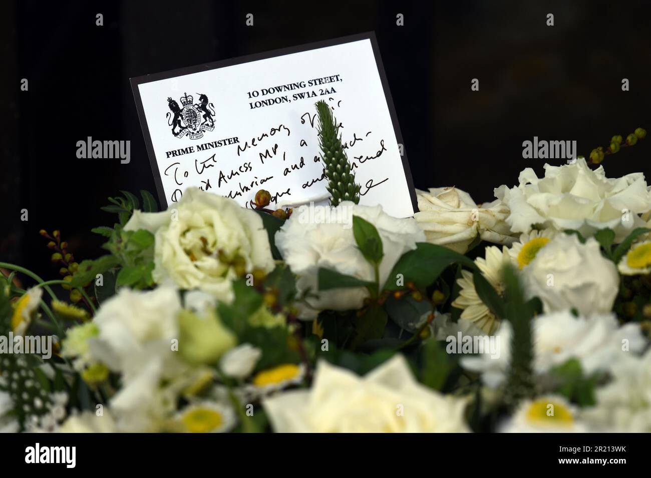 Hommages à l'église méthodiste Belfoires, Eastwood Road North, Leigh on Sea, Southend on Sea, Essex après la mort du député conservateur Sir David Amess après avoir été poignardé plusieurs fois lors de la chirurgie de sa circonscription. Octobre 2021. Banque D'Images