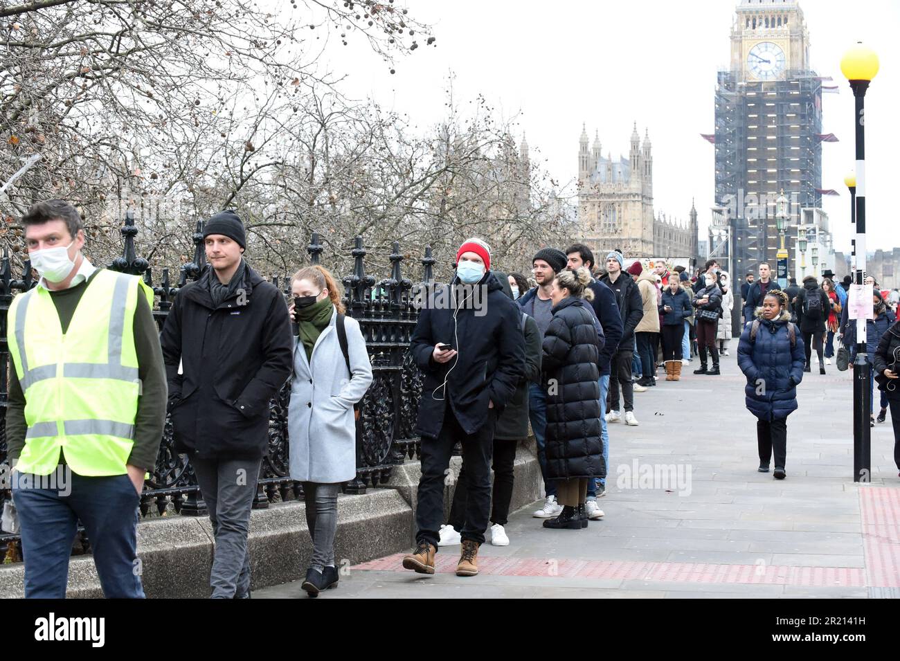 Des centaines de personnes font la queue pour leur jab à l'extérieur de l'hôpital Guy's et St Thomas à Londres, dans le contexte de la pandémie du coronavirus COVID-19. Décembre 2021. Banque D'Images