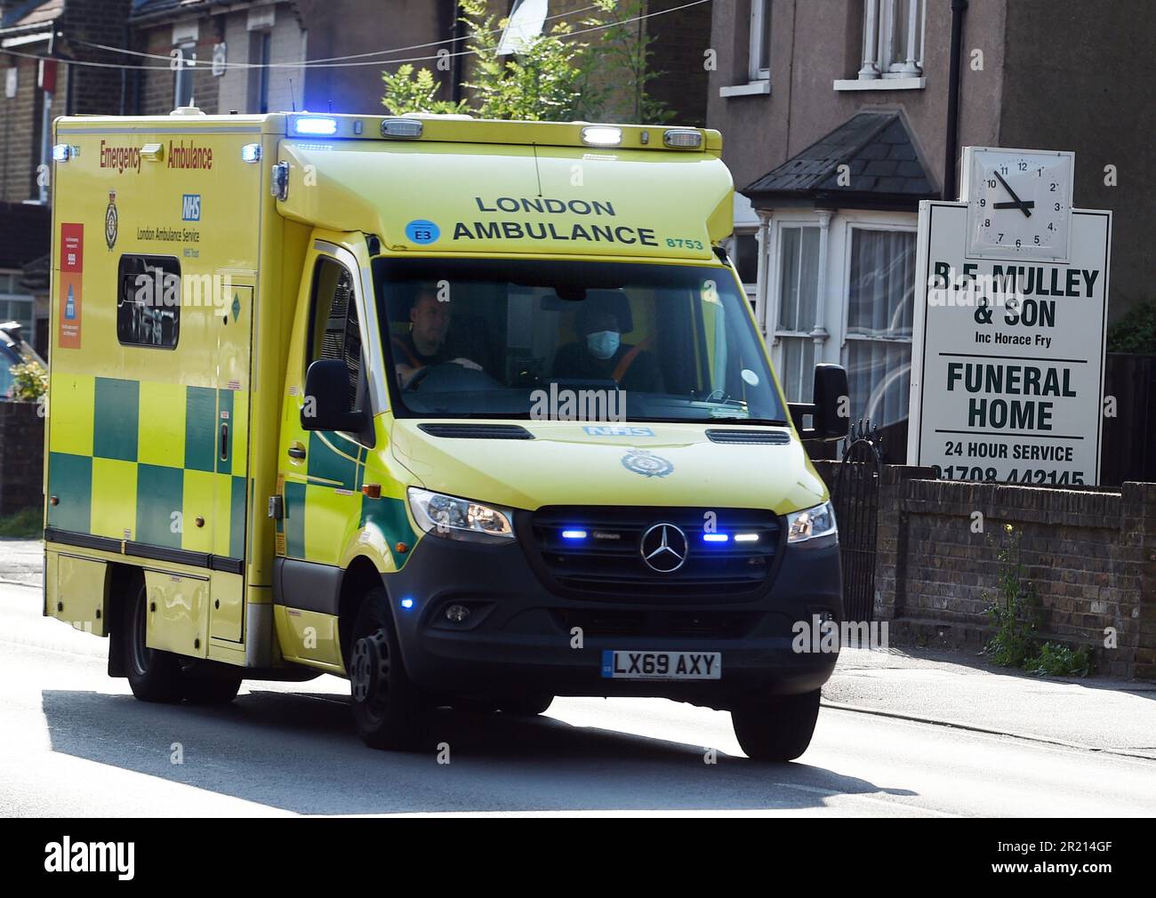 Une ambulance de Londres en cas d'appel d'urgence passe devant un salon funéraire à Londres, dans le cadre de la pandémie du coronavirus COVID-19. 2021. Banque D'Images