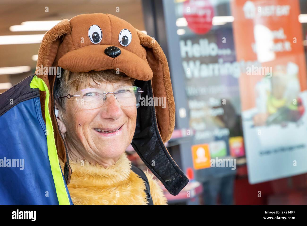 Warrington, Cheshire, Angleterre, Royaume-Uni - 16 mai 2023 - Karin nape est devenue retraité pendant sa promenade de 1000 km de John O'Groats à Lands End. Le voyage a été de recueillir suffisamment d'argent pour les chiens guides pour les aveugles. Karin a déjà élevé 25 chiens guides et a été habillé comme un Labrador géant tout au long de la randonnée. Elle se remet de deux poignets cassés et d'une chirurgie majeure. Son petit-fils est malvoyants et a besoin d'un chien-guide. Karin a reçu la Médaille de l'Empire britannique (BEM) pour ses services de scoutisme en 2019. Crédit : John Hopkins/Alay Live News Banque D'Images