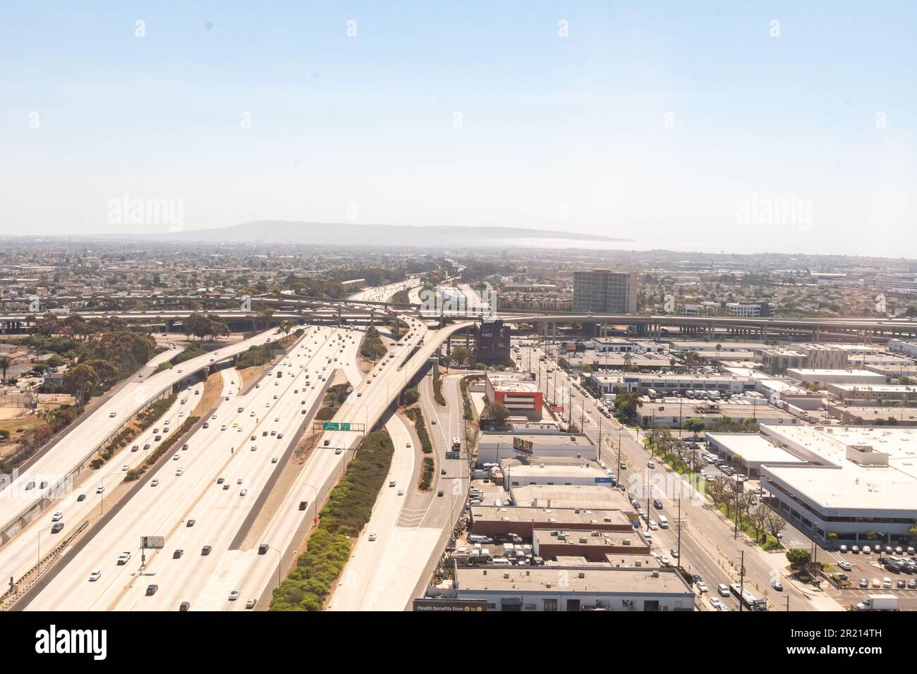 9/6/2022: Vue aérienne de l'intersection des autoroutes 105 et 405 par LAX à Los Angeles en Californie Banque D'Images