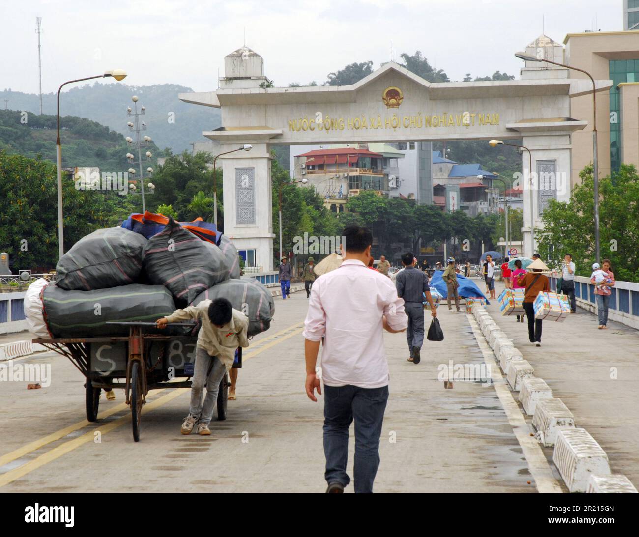 Le passage frontalier entre Hekou, Yunnan, Chine et Lao Cai, Vietnam. Porte frontière sur le côté Vietnam de la rivière Nanxi qui divise la Chine et le Vietnam. Banque D'Images