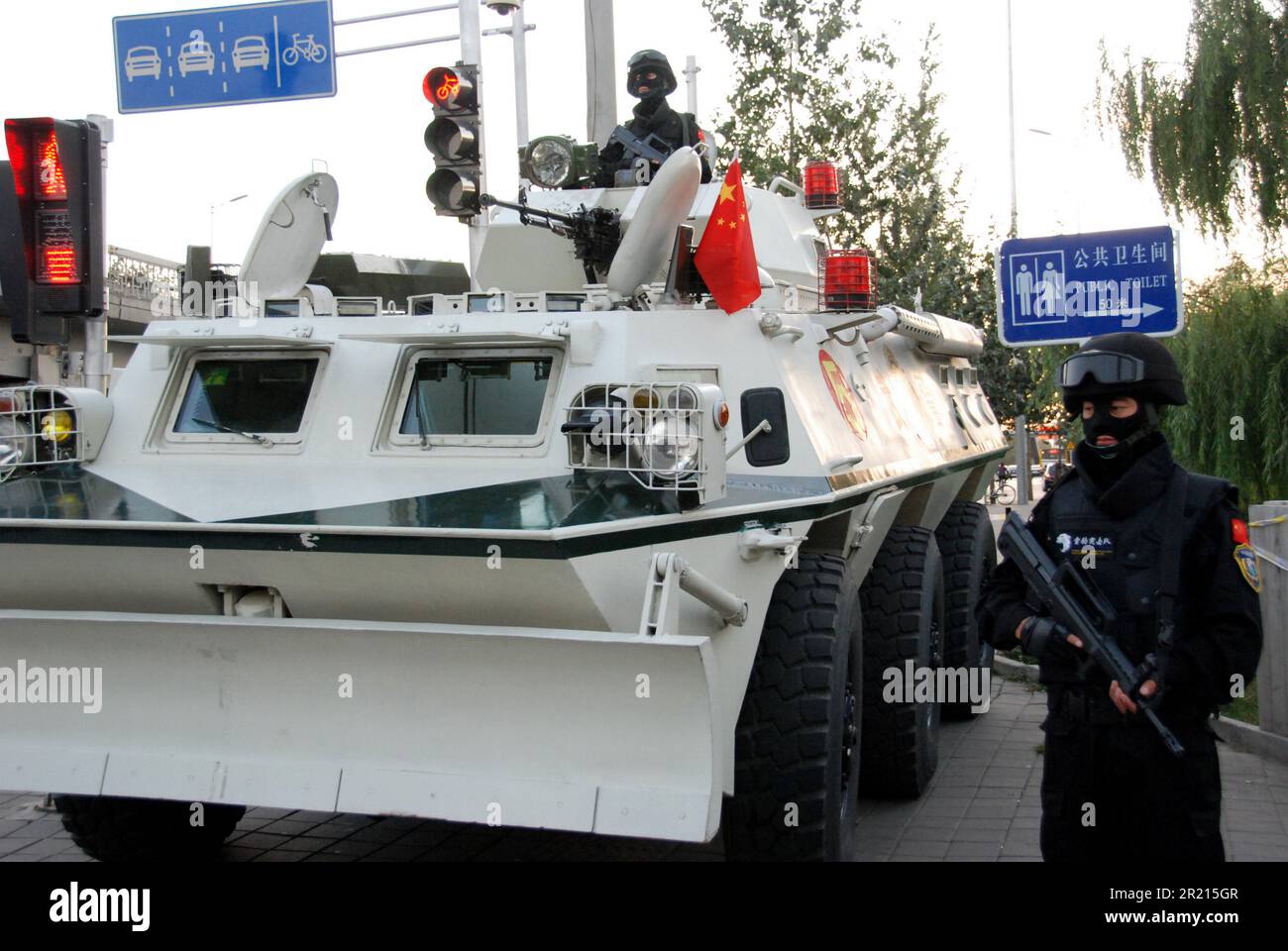 Pékin, Chine - la haute sécurité est montée à Pékin avant la Journée nationale qui se tiendra à 1 octobre pour célébrer la fondation de la République populaire de Chine. Photo : un transporteur de personnel blindé et du personnel de sécurité appartenant à l'unité de commando du Loup des neiges de Chine armé de fusils d'assaut QBZ-95 dans les rues de Pékin, près du deuxième périphérique de la station de métro Guloudajie Banque D'Images