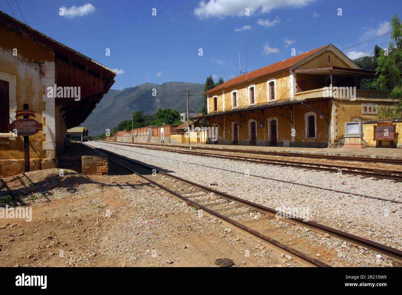 La gare de Bisezhai, province du Yunnan, Chine. Bisezhai est le nom du village et de la gare. Construit par les Français avec l'ouverture du chemin de fer français Yunnan-Vietnam, il a autrefois servi de plaque tournante importante pour les importations et les exportations du Yunnan. Dans son apogée, Bisezhai a attiré des hommes d'affaires de France, de Grande-Bretagne, des États-Unis et d'Allemagne qui ont créé des entreprises, des entreprises, des bars et des cafés. Le chemin de fer qui a ouvert ses portes en 1910 a finalement été fermé par les Français en 1940 sous la pression des Japonais qui voulaient couper l'approvisionnement de la Chine pendant la seconde guerre sino-japonaise. MUC Banque D'Images