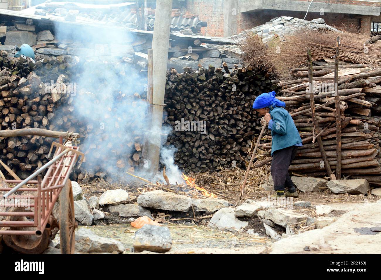 Pi po village à l'est de Kaiyuan dans la préfecture autonome Hanghe et Yi, province du Yunnan, SW Chine - le village abrite la Pula, une sous-minorité du peuple Yi ou Lolo, un groupe ethnique en Chine, au Vietnam et en Thaïlande. Avec 8 millions d'habitants, ils sont le septième groupe de minorités ethniques parmi les 55 groupes minoritaires. Banque D'Images